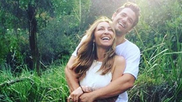 Ρούλα Ρέβη: Η δημόσια ερωτική εξομολόγηση στον σύζυγό της για την επέτειό τους