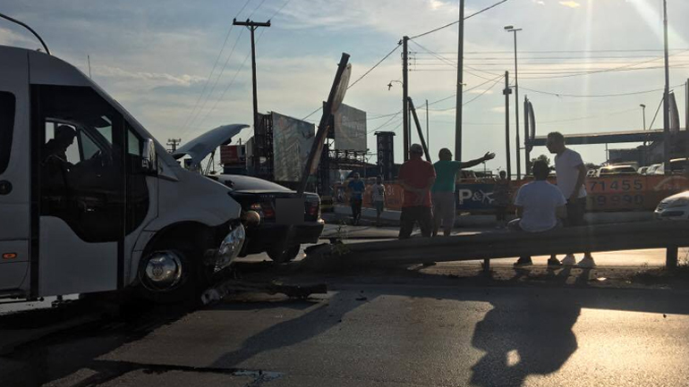 Θεσσαλονίκη: Σύγκρουση οχημάτων στον δρόμο του αεροδρομίου