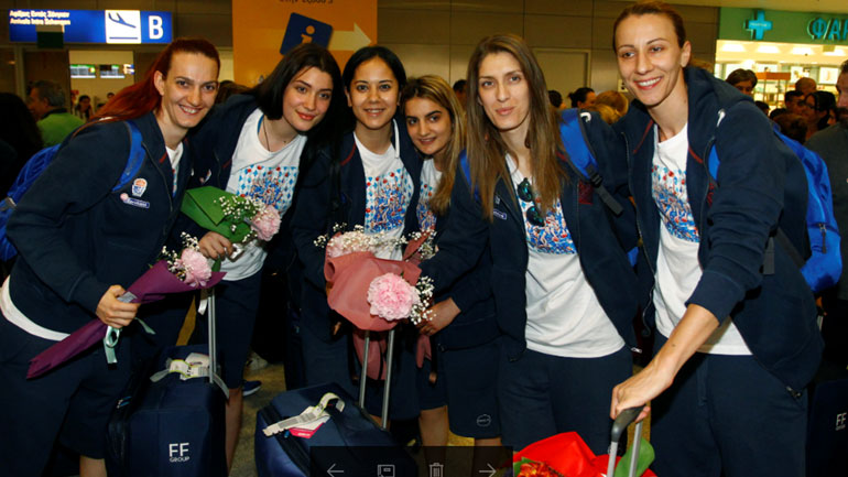Αποθεώθηκε η Εθνική γυναικών κατά την άφιξή της στην Ελλάδα