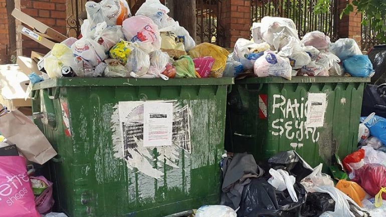 Θεσσαλονίκη: Ιδιώτης αναλαμβάνει την αποκομιδή των σκουπιδιών