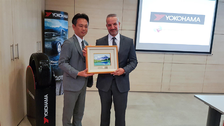 Ο Τάκης Θεοχαράκης μαζί με στέλεχος της Yokohama Europe
