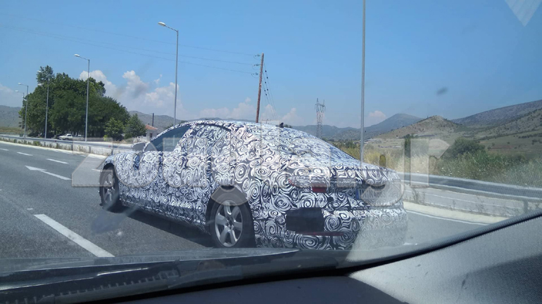 Σπάνια εικόνα, το να βλέπεις όχι ένα αλλά δύο καμουφλαρισμένα αυτοκίνητα να κυκλοφορούν σε ελληνικό δρόμο. Το συγκεκριμένο είναι το μελλοντικό Α8