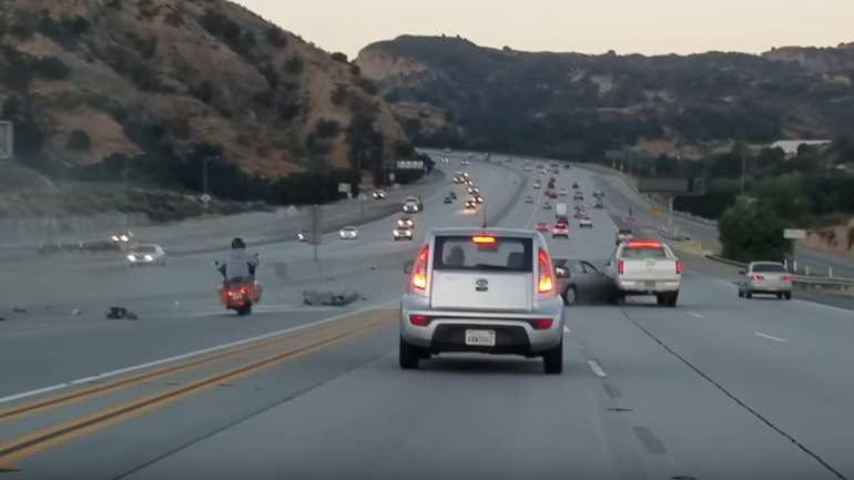 Πώς μια κλoτσιά μπορεί να προκαλέσει χάος στον δρόμο!