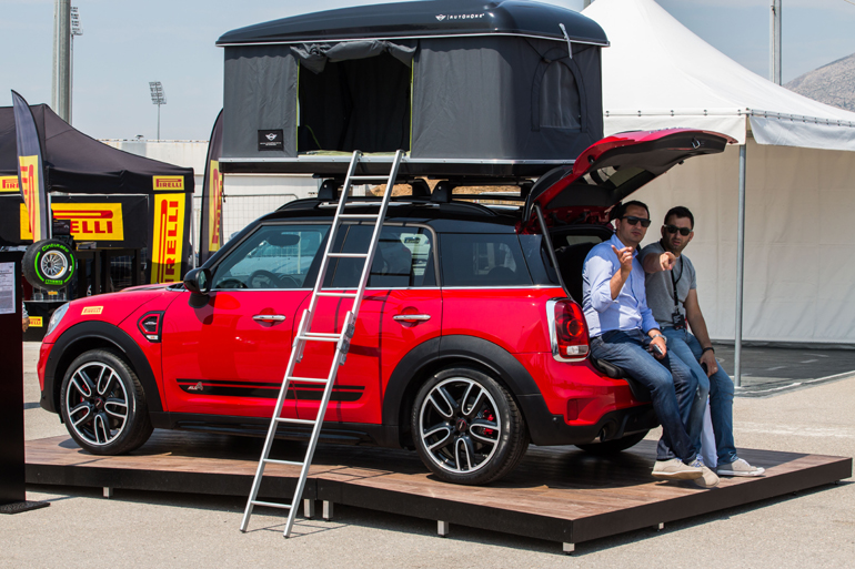 Με τον πάγκο πικ-νικ κάθεσαι ξεκούραστα... (στην φωτογραφία ο υπογράφων με τον product manager του BMW Group Hellas Νίκο Καψή)