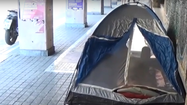 Πάτρα: Tου έκοψαν την αναπηρική σύνταξη και απάντησε με… αντίσκηνο έξω από τον ΕΦΚΑ