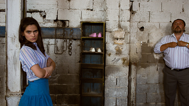 «Ορκισμένη παρθένα» της Ελβίρα Ντόνες σε σκηνοθεσία Ένκε Φεζολλάρι