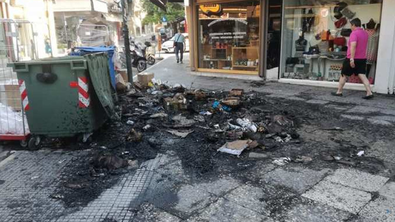 Στις φλόγες σκουπίδια στη Λάρισα – Κινδύνεψαν καταστήματα