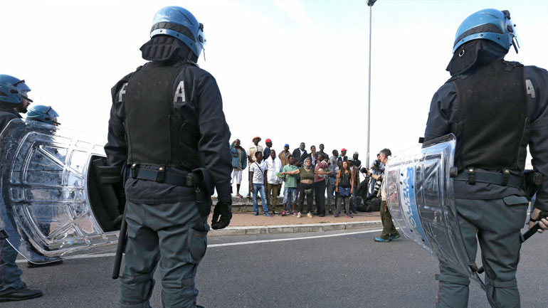 Ιταλία: Δακρυγόνα εναντίον μεταναστών που επιχείρησαν να περάσουν στη Γαλλία Ιταλία: Δακρυγόνα εναντίον μεταναστών που επιχείρησαν να περάσουν στη Γαλλία