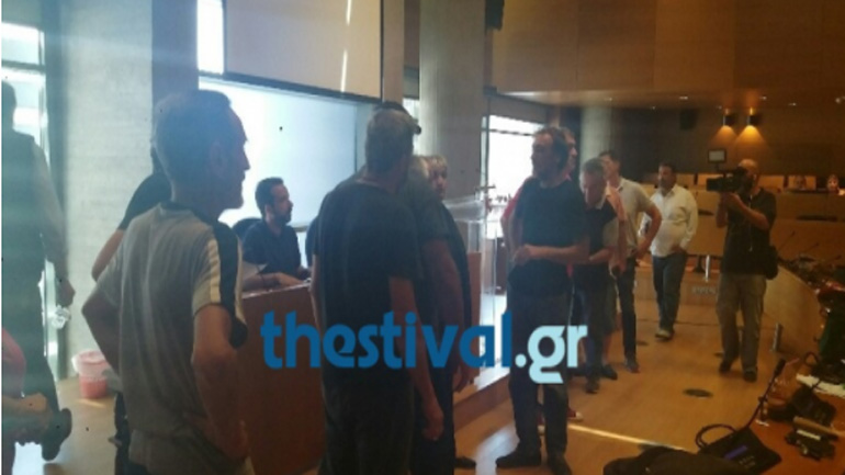 Ένταση στο δημαρχείο Θεσσαλονίκης – Εργαζόμενοι διέκοψαν τη συνεδρίαση της Οικονομικής Επιτροπής