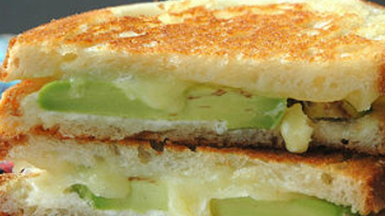 Σάντουιτς με αβοκάντο και γραβιέρα