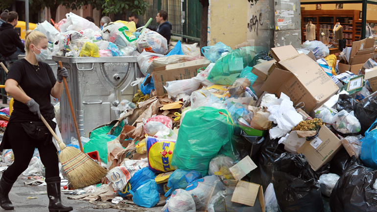 Κατά μέτωπον κόντρα με φόντο τα σκουπίδια