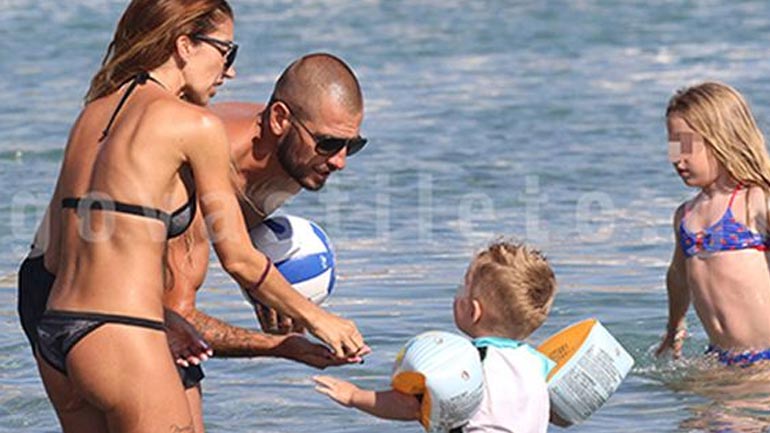 Mladen Petric & Δέσποινα Αγαπητού: Διακοπές στο νησί των ανέμων με τα παιδιά τους