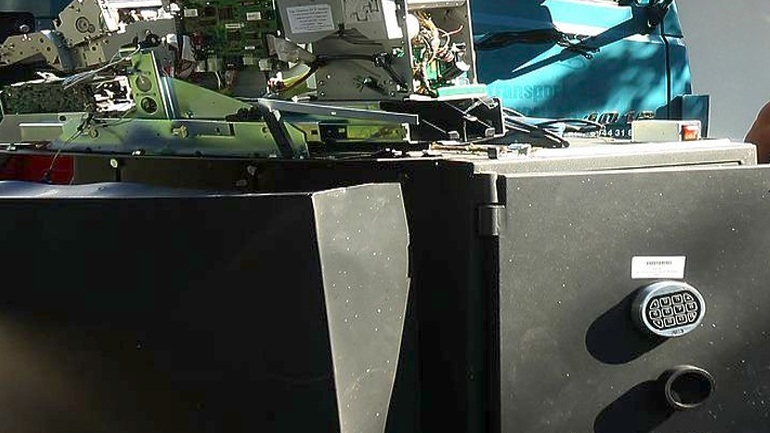 «Λαμπάδιασε» ΑΤΜ στην Παπαναστασίου