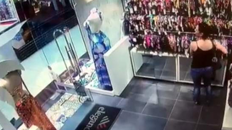 Καρέ-καρέ: Κλοπή από κατάστημα με μαγιό