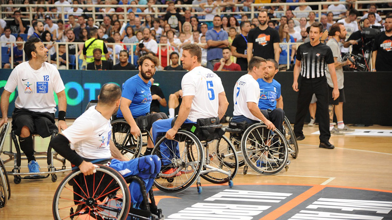 Αποθεώθηκαν στο AntetokounBros Event στο ΟΑΚΑ οι αθλητές μπάσκετ με αμαξίδιο της ΟΣΕΚΑ