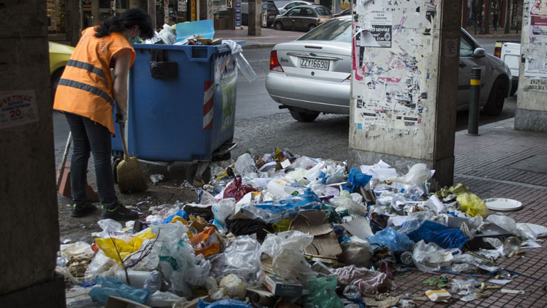 Οι υψηλές θερμοκρασίες ιδανικές για τον «πολλαπλασιασμό των μικροβίων» σε συνδυασμό με τα σκουπίδια