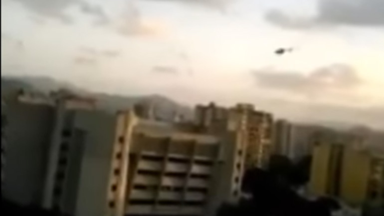 Καρέ-καρέ: Πέταξαν χειροβομβίδα από ελικόπτερο στο Ανώτατο Δικαστήριο της Βενεζουέλας Καρέ-καρέ: Πέταξαν χειροβομβίδα από ελικόπτερο στο Ανώτατο Δικαστήριο της Βενεζουέλας