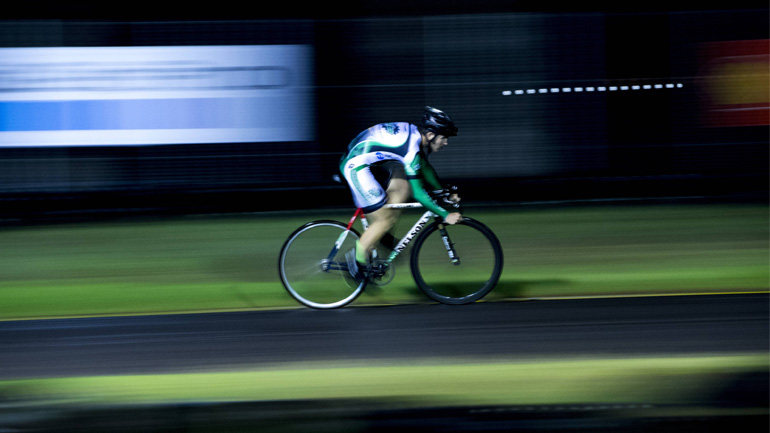Ο πρώτος αγώνας ταχύτητας για fixed gear ποδήλατα σε πίστα καρτ είναι πια γεγονός!