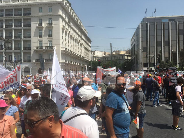 Στην πλατεία Συντάγματος οι συμβασιούχοι
