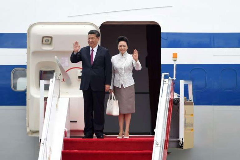 O Σι και η σύζυγός του κατά την άφιξή τους στο αεροδρόμιο του Χονγκ Κονγκ