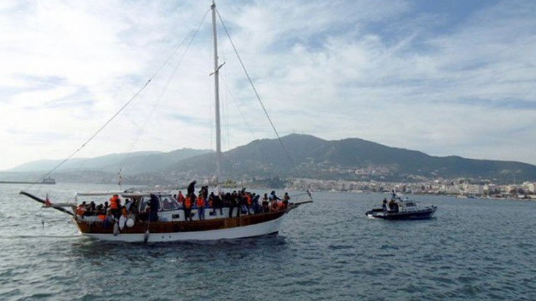 Χανιά: Στο λιμάνι της Σούδας το ιστιοφόρο με τους 120 μετανάστες