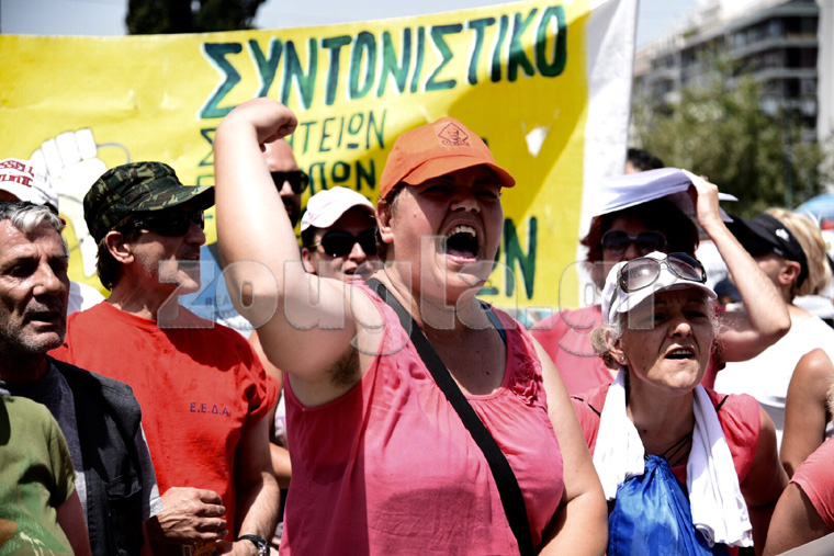 Στο Σύνταγμα τα μέλη της ΠΟΕ-ΟΤΑ