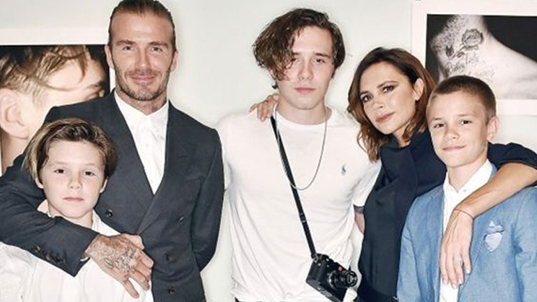 Σύσσωμη η οικογένεια Beckham στην παρουσίαση του βιβλίου του Brooklyn