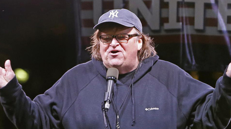 Ο Μάικλ Μουρ δωρίζει 10.000 δολάρια στο Shakespeare in the Park που παρουσίασε τη διασκευή «Ιούλιος Καίσαρας»