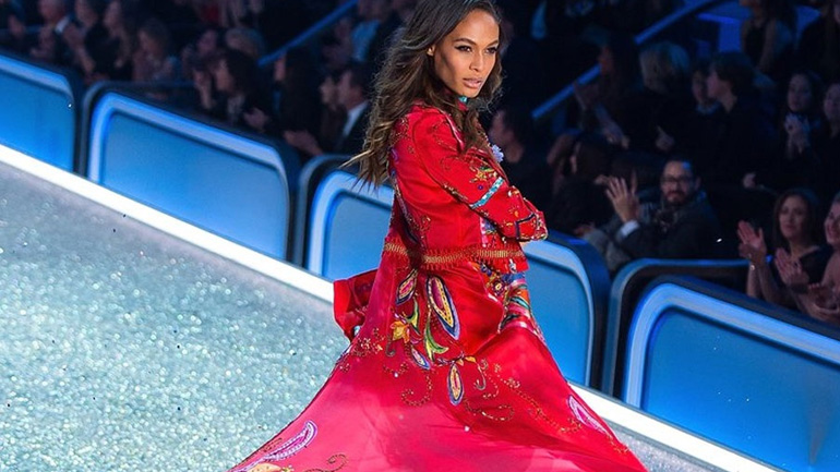 H Joan Smalls κάνει το ντεμπούτο της σαν σχεδιάστρια μαγιό και εσωρούχων