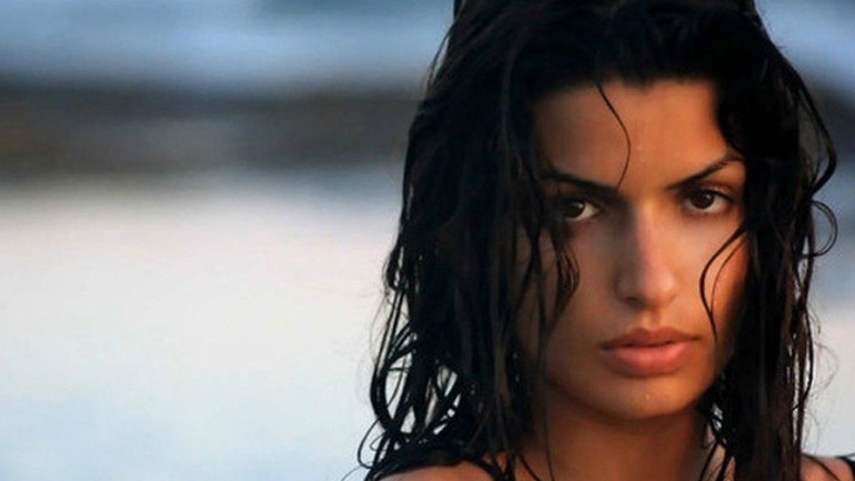 Τόνια Σωτηροπούλου: Ποζάρει με μαύρο σέξι ολόσωμο μαγιό