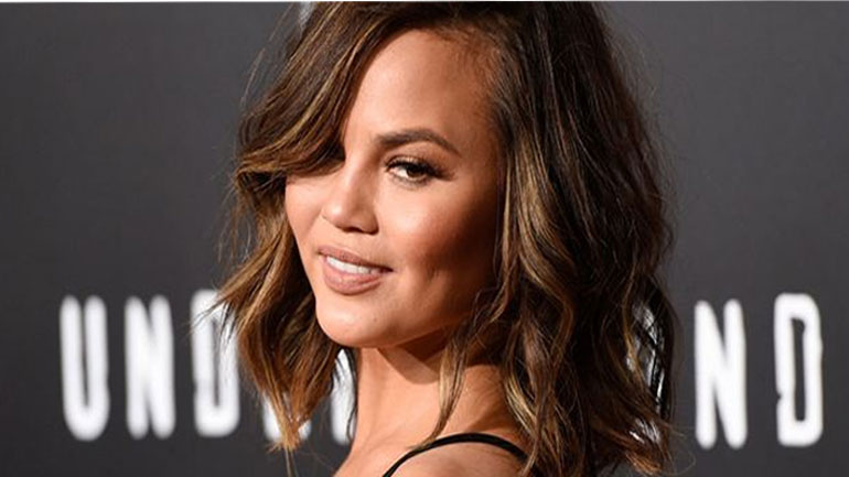 To nip slip της Chrissy Teigen επί σκηνής!