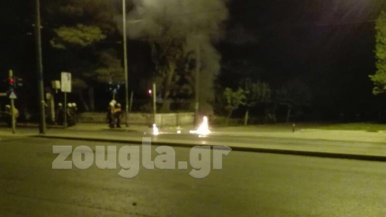 Επίθεση με μολότοφ σε διμοιρία έξω από το Πολυτεχνείο – τραυματίστηκαν αστυνομικοί