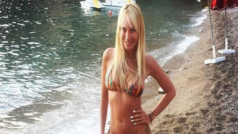 Topless η Ματσούκα σε πλαζ στη Σαρωνίδα