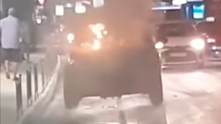 Στις φλόγες πολυτελές τζιπ έπειτα από έκρηξη