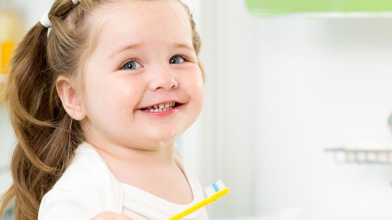 Πότε πέφτουν τα πρώτα δόντια του μωρού;