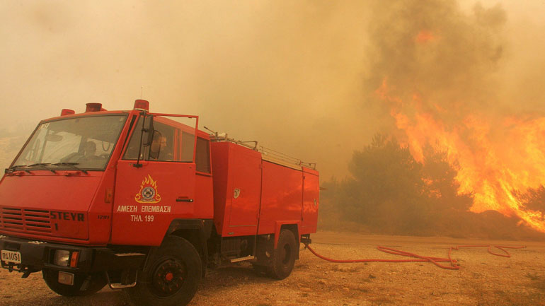 Ηράκλειο: Υπό έλεγχο η φωτιά στον καταυλισμό των Ρομά