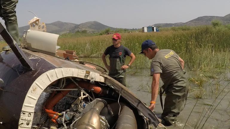 Η πολεμική αεροπορία ανέλκυσε το ελικόπτερο που κατέπεσε στον Σχινιά – βίντεο από την επιχείρηση