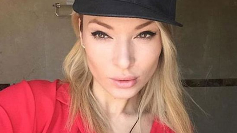 Η Μικαέλα Φωτιάδη θηλάζει δημόσια τον γιο της και κλέβει τις εντυπώσεις