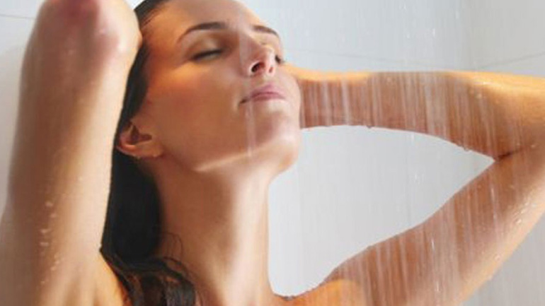 Γιατί δεν πρέπει να κάνεις μπάνιο με κρύο νερό το καλοκαίρι