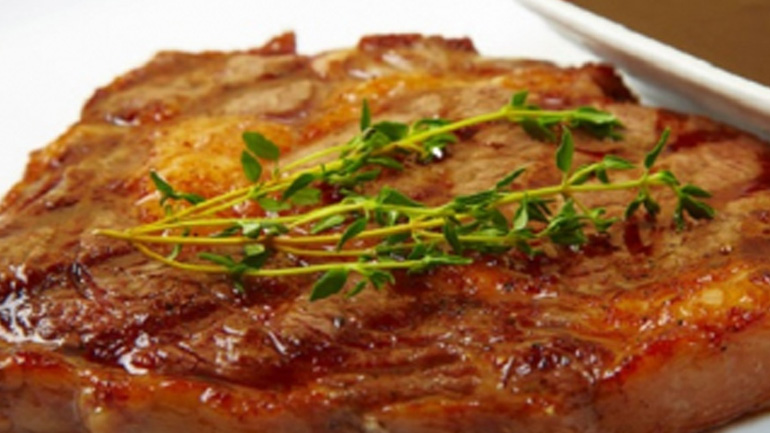 Μπριζολάκια χοιρινά με σάλτσα λαχανικών και μπαλσάμικο