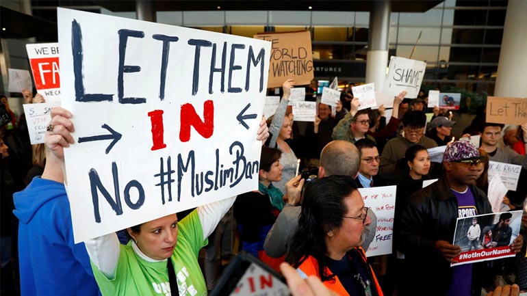 ΗΠΑ: Λίγο πριν την εφαρμογή του αντιμεταναστευτικού διατάγματος εξαιρέθηκαν οι αρραβωνιασμένοι