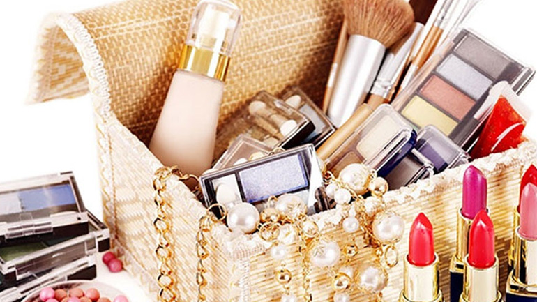 Αυξάνονται οι καταγγελίες για τις σοβαρές παρενέργειες των καλλυντικών