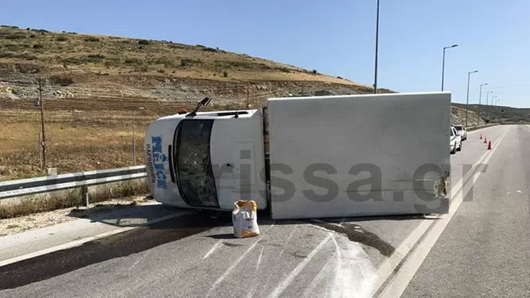 Τούμπαρε φορτηγάκι με πάγο έξω από το Γερακάρι
