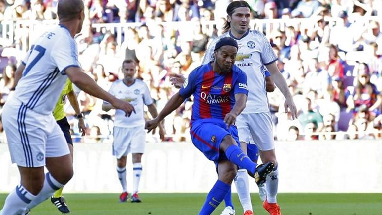 Επική ντρίμπλα του Ροναλντίνιο σε φιλικό παλαιμάχων!