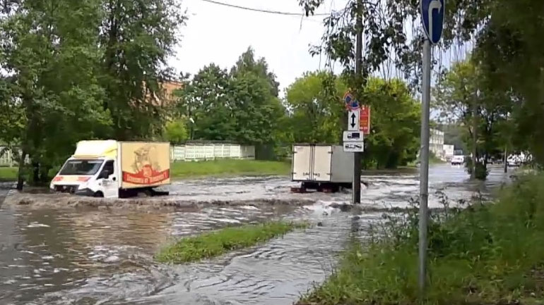 Τρομερές εικόνες: Δύο νεκροί από τη χειρότερη καταιγίδα του αιώνα στη Ρωσία