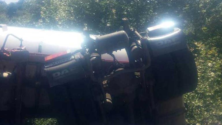 Βυτιοφόρο «βούτηξε» στο κενό από γέφυρα της Καλαμπάκας