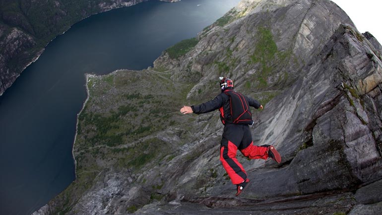 Νορβηγία:  Βase Jumping από ύψος 1.100 μέτρων