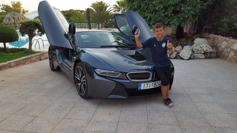 Ένα από τα αγαπημένα gadget Λέων Σπάρταλη είναι το κλειδί του i8