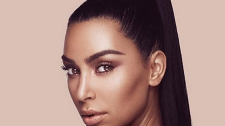 Η Kim Kardashian γιορτάζει την Παγκόσμια Ημέρα των Social Media