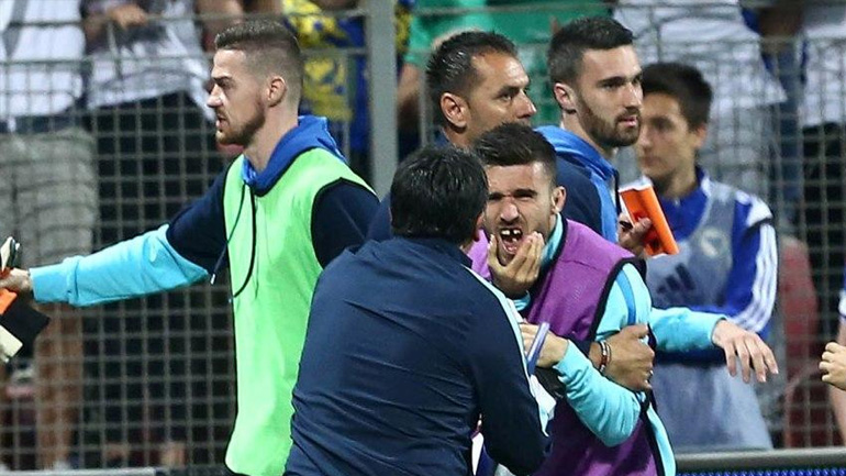 Απολύθηκε ο βοηθός της Βοσνίας που γρονθοκόπησε τον Γιαννιώτα